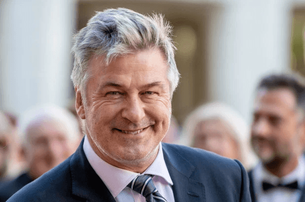 יומיים בלבד לאחר שלוהק לתפקיד: אלק בולדווין פורש מסט הצילומים של 'באטמן'