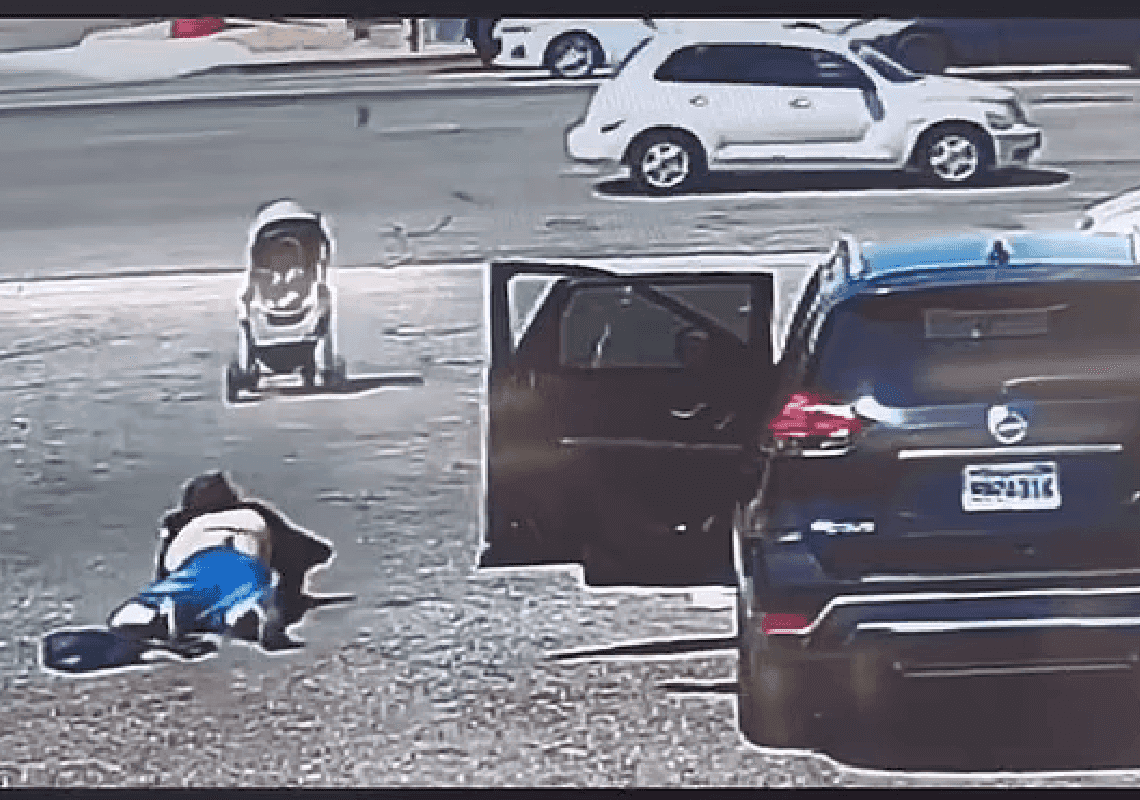 רגעים לפני אסון: תושב קליפורניה עצר עגלה עם תינוקת שהדרדרה לכביש סואן 