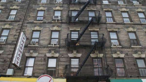 ניו יורק: שני אחים התעשרו מכספים שיועדו לדיור לחסרי בית, בזמן שהדיירים התגוררו בתנאים ירודים 