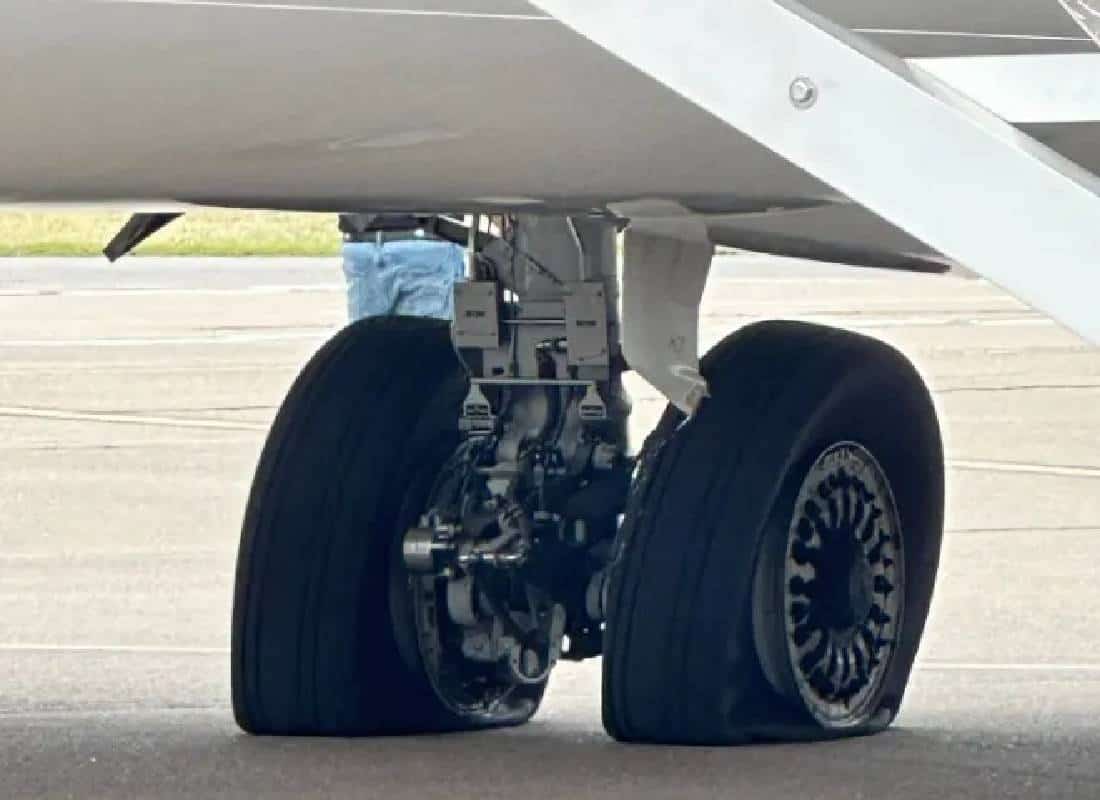 פחד: צמיגי המטוס התפוצצו כאשר המטוס עצר על מנת להימנע מתאונה על מסלול ההמראה 