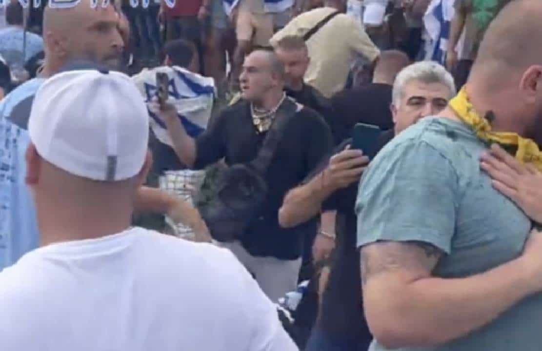 ‏עצרת פרו-ישראלית הפכה לאלימה כאשר מפגינים פלסטינים הגיעו, משטרת המהומות מתערבת‏