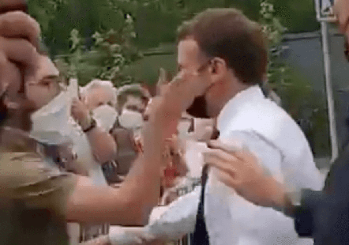 חתיכת כאפה: נשיא צרפת הותקף כשניגש ללחוץ את ידו של אזרח | צפו