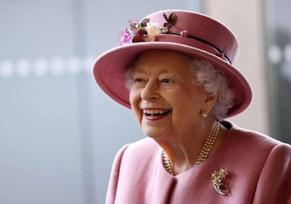 העיתונאי רוברט הארדמן מסביר: ״המלכה אליזבת נהנית ממילוי תפקידה״