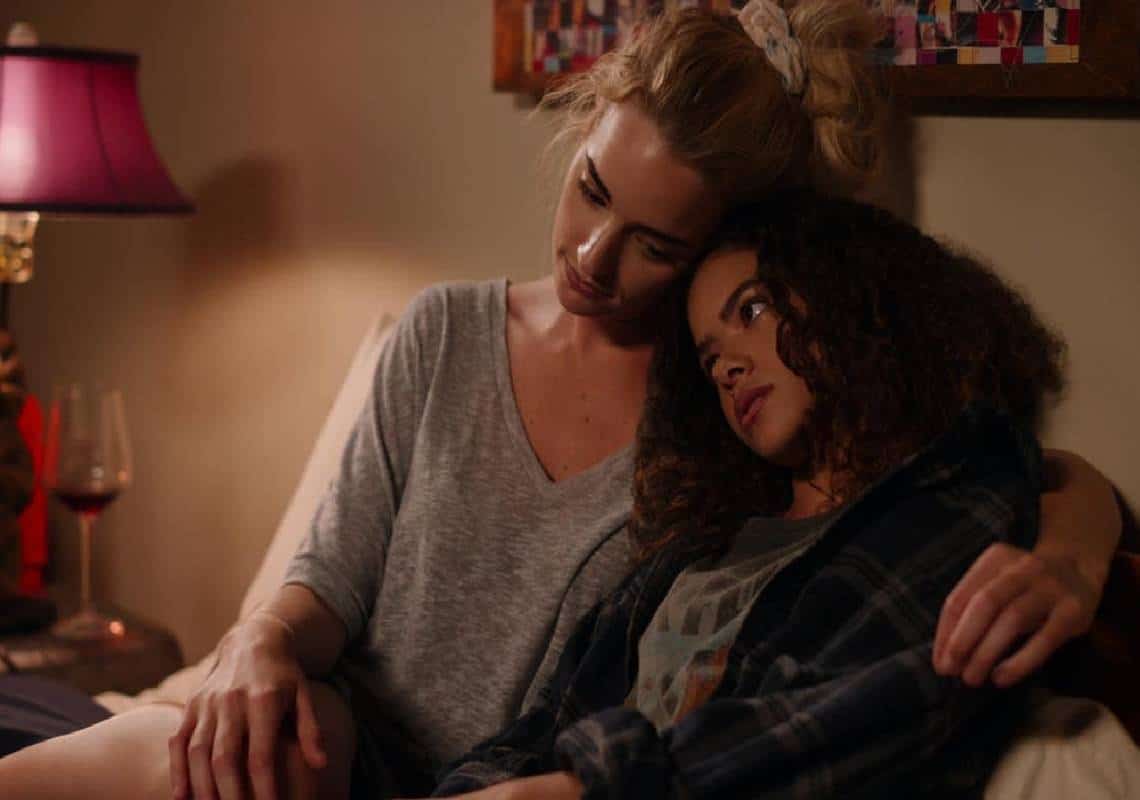 היורשת של ״בנות גילמור״? הדרמה הקומית "ג'יני וג'ורג'יה" מנסה להיכנס לנעליים גדולות מדי 