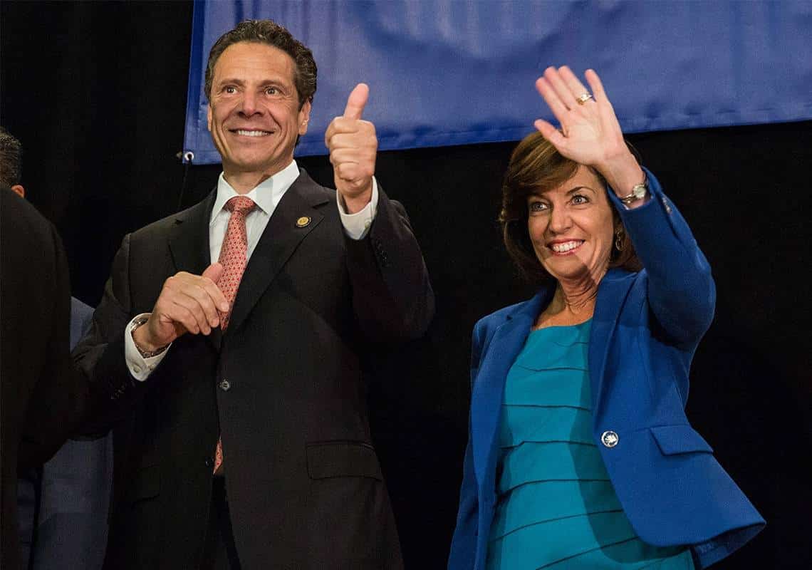 בניו יורק נערכים ליום שאחרי קואומו: הכירו את מושלת המדינה החדשה