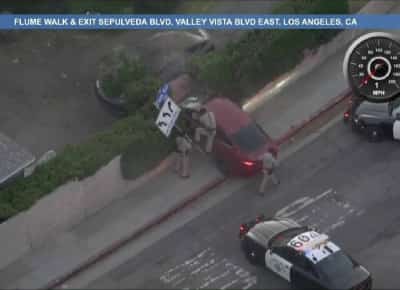 לוס אנג'לס: מרדף מטורף בוואלי - נהג שיכור דוהר במהירות של 160 קמ"ש ומתרסק לתוך חומה