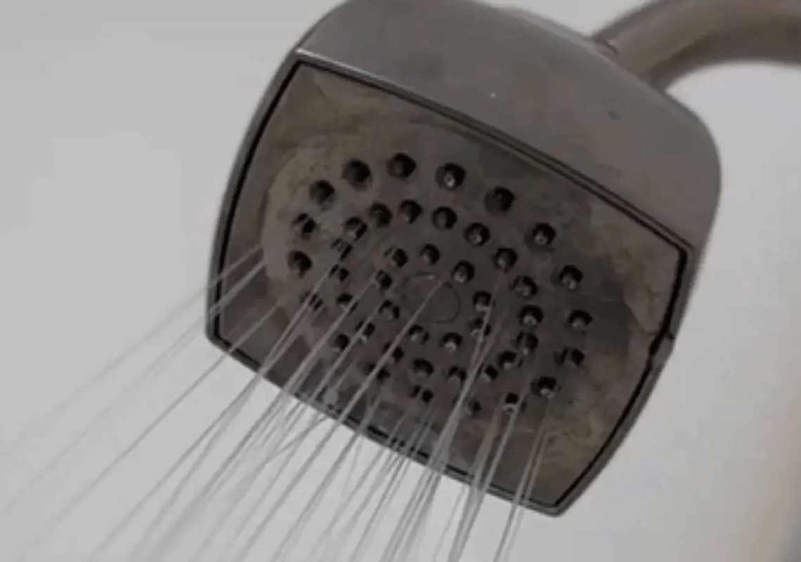 סערה בתיכון במחוז לוס אנג'לס: תמונות עירום של תלמידה במקלחת הופצו ברחבי בית הספר על ידי חברתה לשעבר