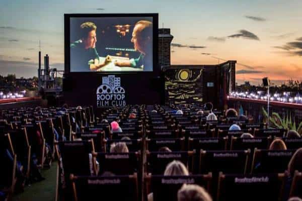 קולנוע עד הגג: הסרטים עולים גבוה אל מעל לקו השמיים של לוס אנג'לס