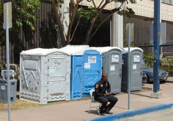 לוס אנג'לס: תוכנית השירותים הניידים הוארכה בשנה נוספת