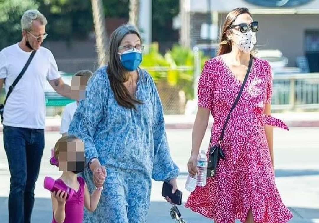 תמונה משפחתית: כך גל גדות נתפסה ברחובות לוס אנג׳לס