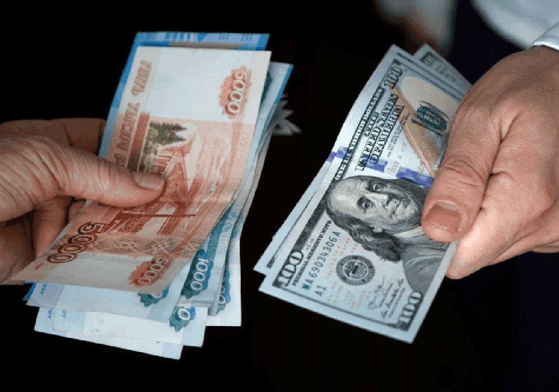 הדולר מתרסק - והמטבע הרוסי שובר שיאים של 7 שנים