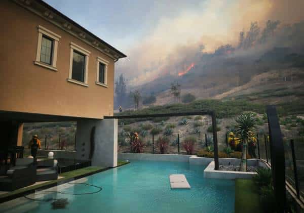 גל השריפות בדרום קליפורניה: 100 אלף תושבים פונו מבתיהם, 2 כבאים נפצעו באורח קשה