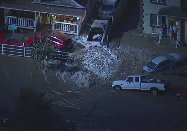 צינור שהתפוצץ בדרום לוס אנג'לס גרם להצפת מספר רחובות