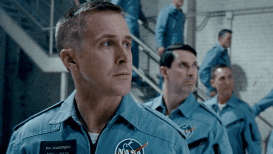 בסרטו החדש The first man, ראיין גוסלינג הוא ניל ארמסטרונג 