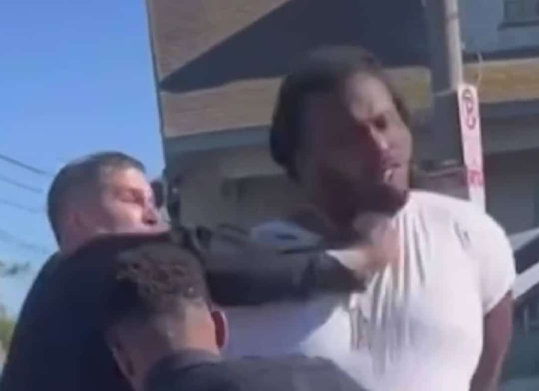 צפו: שוטר חובט באכזריות בפניו של גבר כבול באזיקים