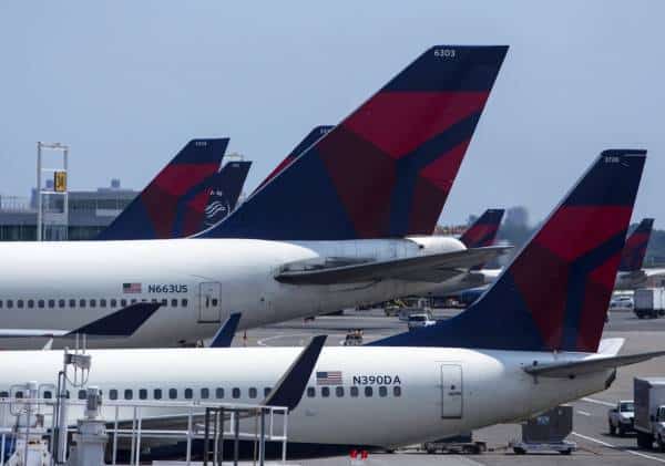 עובד בנמל התעופה JFK נעצר בחשד לגניבת 300 אלף דולר במזומן