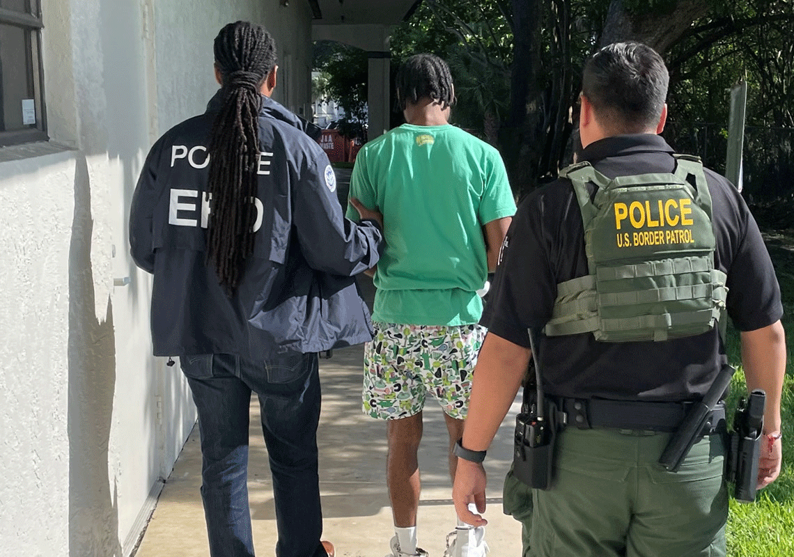 אפקט דה-סנטיס? שוהים בלתי חוקיים מבוקשים במיאמי נעצרו בפשיטת כוחות ההגירה