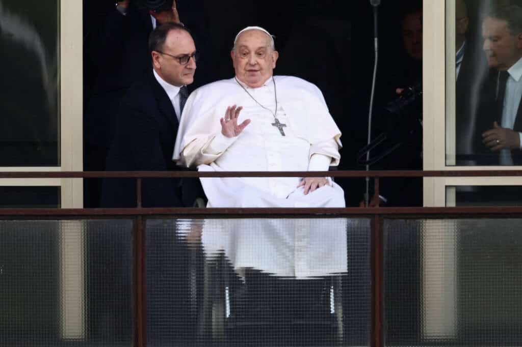 לאחר שישה שבועות במסתורין: האפיפיור פרנציסקוס מופיע וקורא להפסקת "ההפצצות הכבדות של ישראל בעזה"