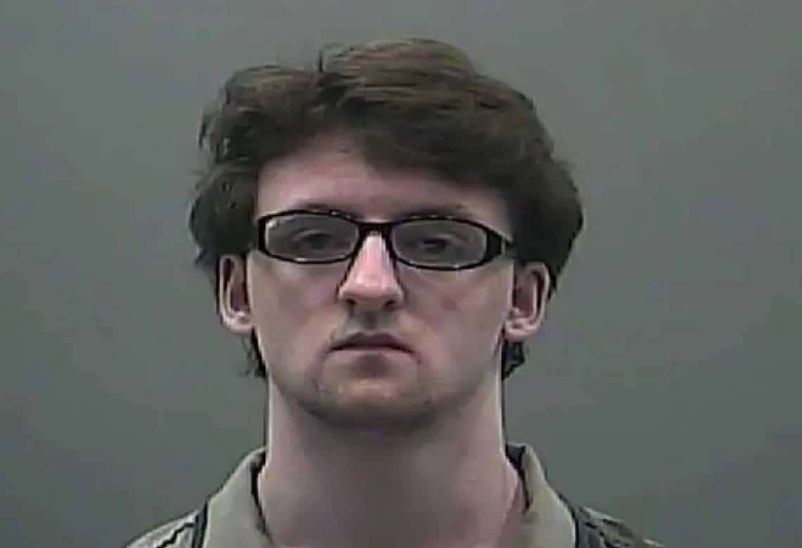 הנער הנאשם ברצח משפחתו ניסה בעבר להרעיל את אמו החורגת עם חמאת בוטנים לאחר שגילה כי היא אינה האם הביולוגית שלו