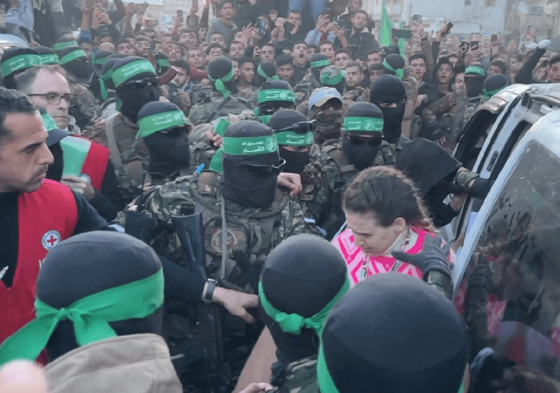 תמונות ראשונות: רומי, אמילי ודורון שוחררו משבי חמאס אחרי 471 ימים 