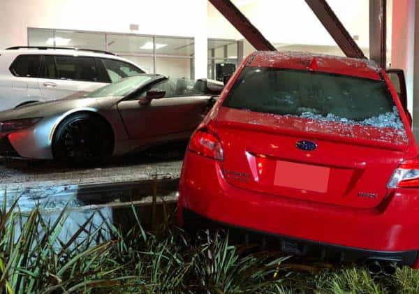 איבוד שליטה בוואלי לוס אנג'לס: נהגת שיכורה הרסה מכונית יוקרה בסוכנות ב.מ.וו