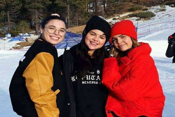 תמונות ראשונות מאז האשפוז: סלינה גומז מבלה עם חברים בשלג