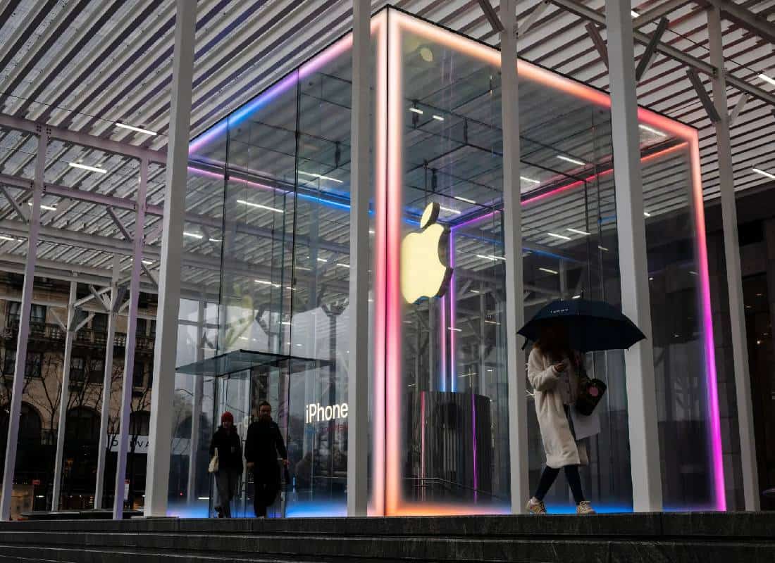 הפתעה בבית הלבן: טראמפ מעניק פטור לאייפונים ומחשבים מהמכסים החדשים על סין