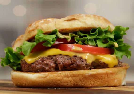 סוד הפופולריות של רשת Shake Shack הוא בתפריט הבסיסי ובאווירה הטרנדית שמושכים את הקהל