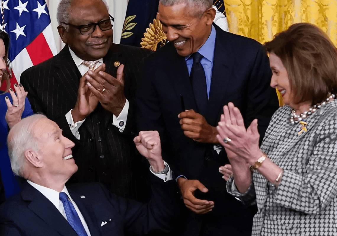 המושכים בחוטים? ברק אובמה וננסי פלוסי נפגשו כדי לדון על מצבו של ביידן