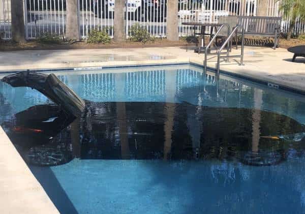 פלורידה: נהג נסע ברוורס ודהר לעבר בריכה במלון