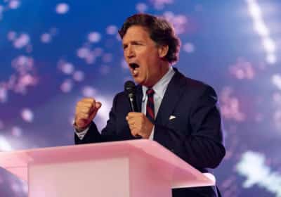 הימין נגד הימין: קולות שמרניים פועלים לבלום אנטישמיות במחנה ולהיאבק בדמויות כמו טאקר קרלסון