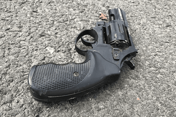 ניו יורק: אישה שאחזה ונופפה באקדח זינקה ממכוניתה ונורתה ע"י המשטרה במהלך המרדף אחריה