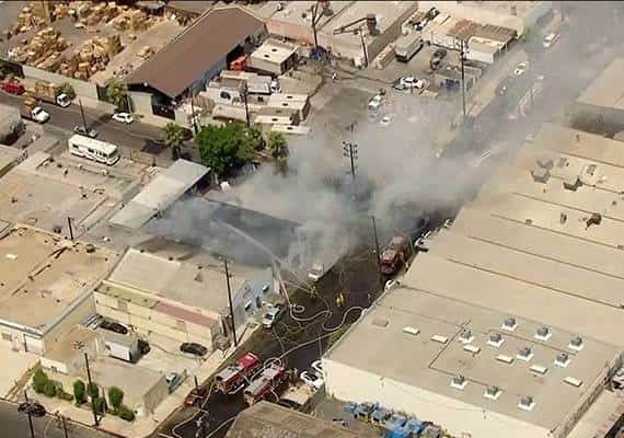 לוס אנג'לס: בניין עלה באש, כבאי נפצע בפניו