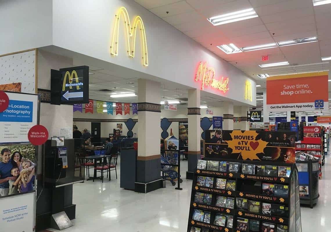 דיווח: מקדונלדס תסגור מאות מסעדות בתוך סניפי וולמארט
