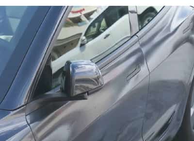 לוס אנג'לס: מתקפת שנאה בסאן פרננדו וואלי - מדבקות צלב קרס על רכבי טסלה