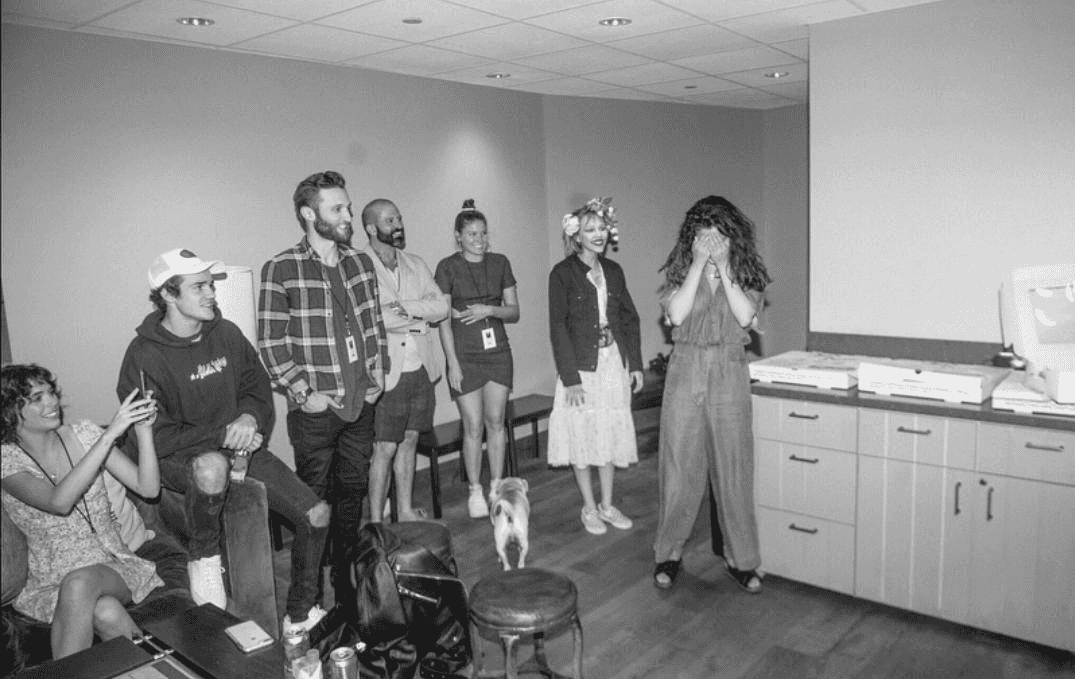 יום הולדת 26 לסלינה גומז: מסיבת הפתעה, עוגה מטיילור סוויפט ואף מילה על האירוסין של ג'סטין