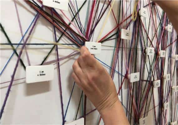 הכניסה חינם: תערוכת שטיחי קיר בלאס וגאס שמעוררת חשיבה מחדש