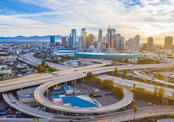 הקלה בהנחיות "בצורה איטית" במהלך שלושת החודשים הקרובים בלוס אנג'לס