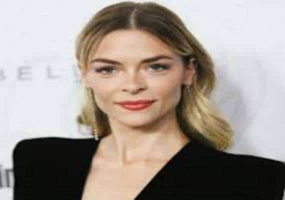 לוס אנג'לס: גבר תקף את מכוניתה של ג'יימי קינג ושבר את השמשות בעוד בנה הקטן ישב בפנים