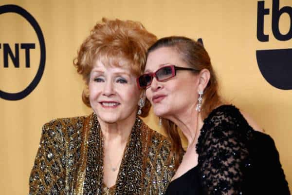 דבי ריינולדס לא מתה מלב שבור: קארי פישר התחרטה ואחיה כתב על זה ספר 