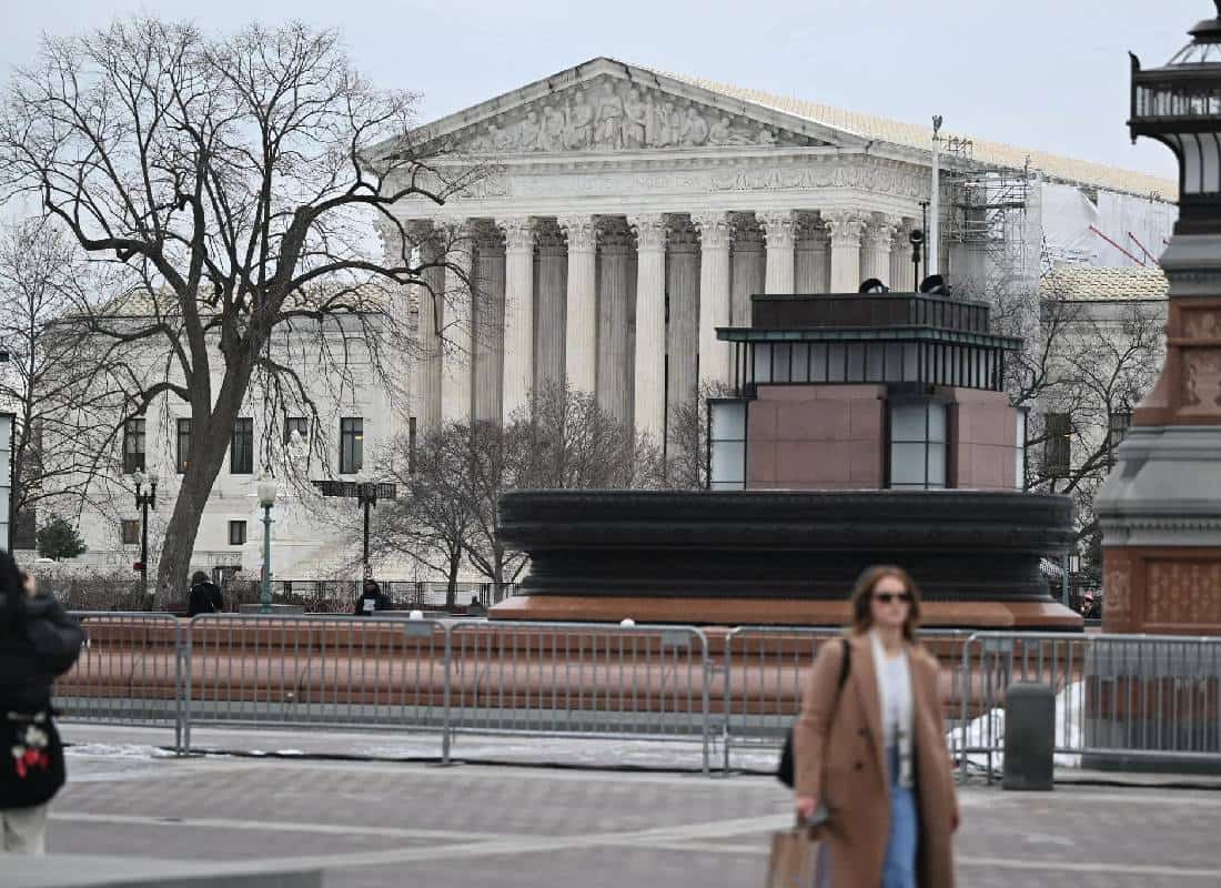 מאבק חוקתי בבית המשפט העליון: טראמפ דורש חופש פעולה מלא בפיטורי בכירים