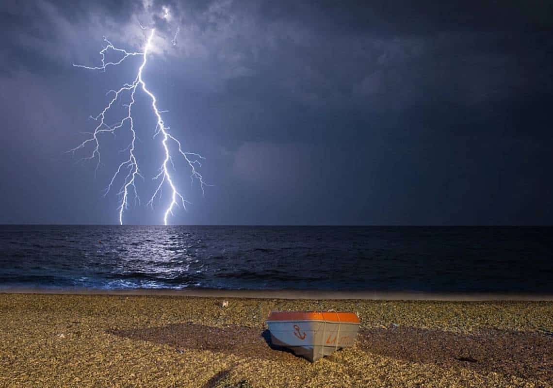 טרגדיה במהלך בילוי בחוף הים בניו יורק: בן 13 נהרג מפגיעת ברק, 6 נוספים נפצעו