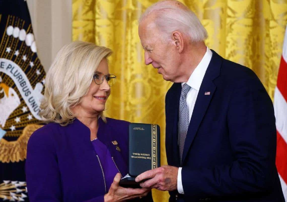 ביידן העניק לליז צ'ייני את המדליה הנשיאותית בשל תפקידה בחקירת אירועי ה-6 בינואר