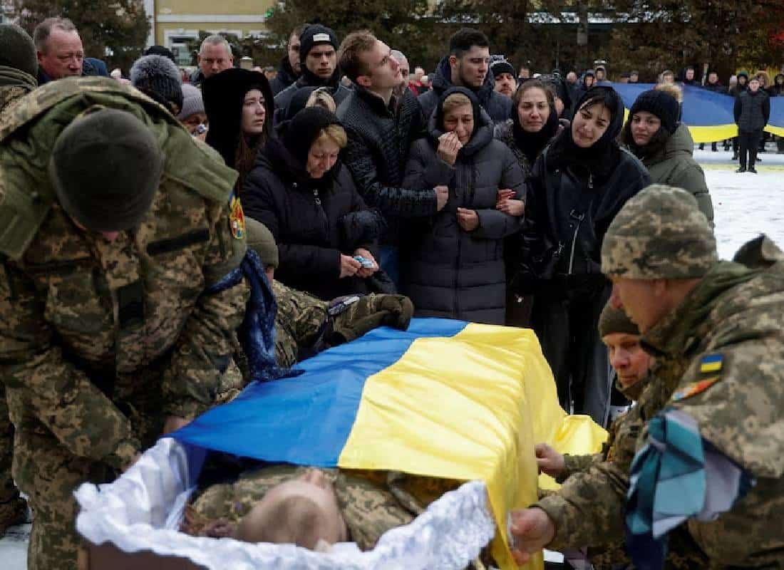 טראמפ מצדיק את התקפות רוסיה על אוקראינה בעוד קייב סופגת מהלומות