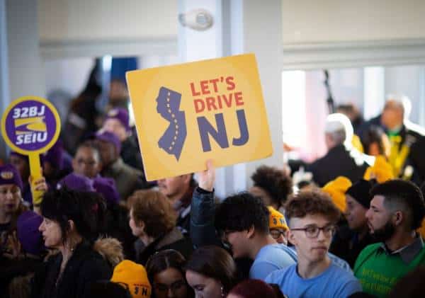 רשויות ההגירה בוחנות את תגובתן לחוק המאפשר לשוהים בלתי חוקיים לקבל רישיון נהיגה