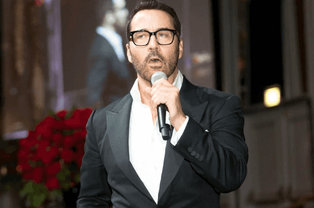 ג'רמי פיבן מגייס חצי מיליון דולר עבור המלחמה בסחר בנשים