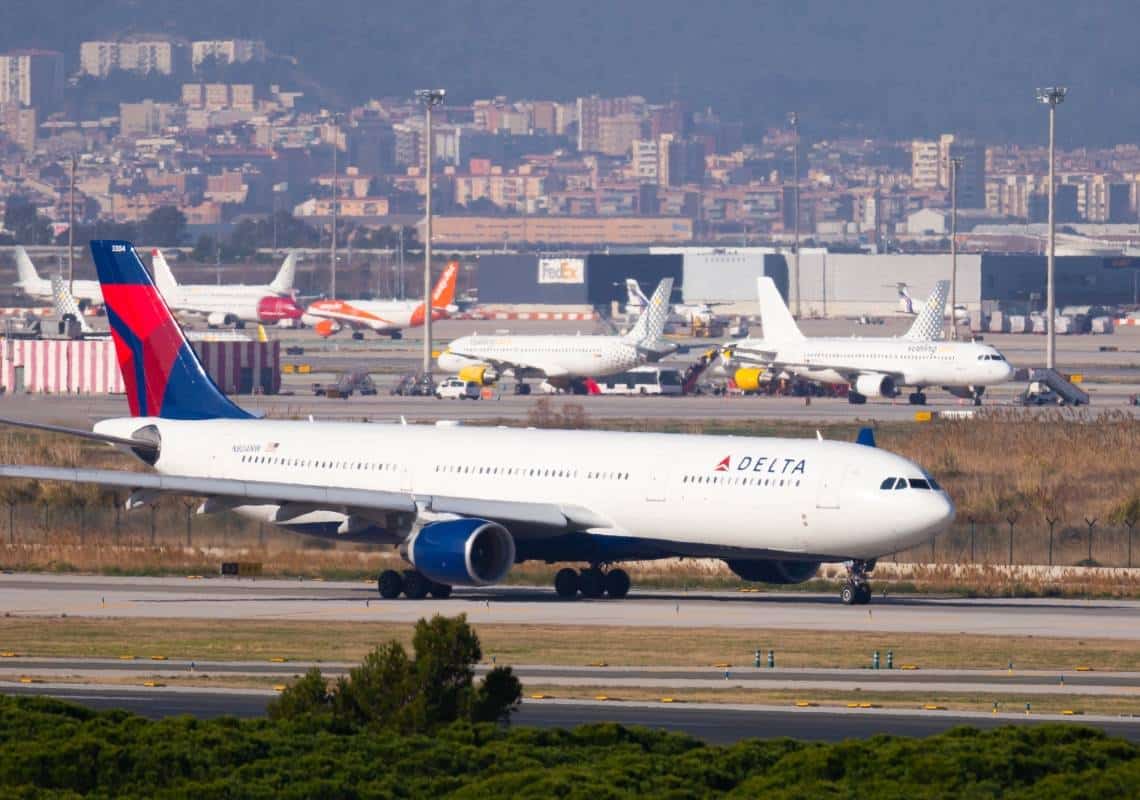 אירוע חריג בטיסה בינלאומית לניו יורק: נוסע סירב לחבוש מסכה, תקף את הדיילים וחשף את ישבנו