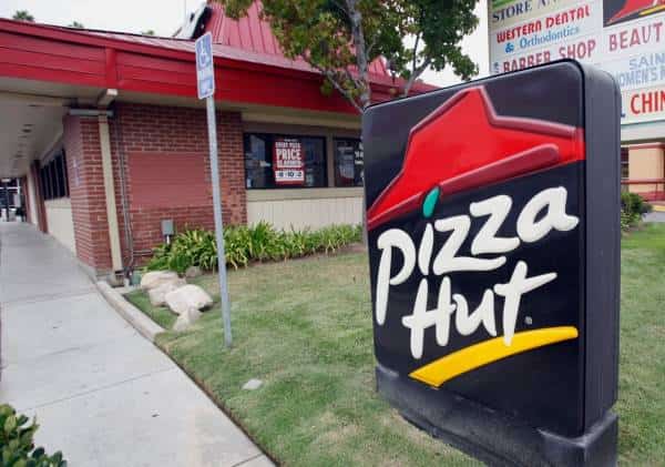 פחות סועדים, יותר משלוחים: פיצה האט הודיעה על סגירת מאות סניפים