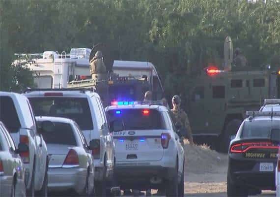 בתום מרדף של שעות בדרום קליפורניה: ילד בן 3 ופעוט נמצאו בקראוון; הנהג, אסיר משוחרר, הצליח להמלט