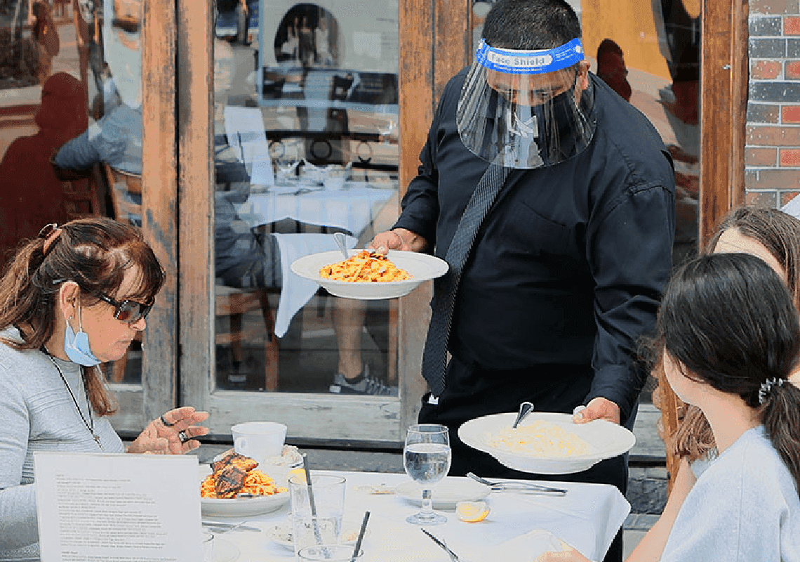 בוטל: מעסיקים בקליפורניה כבר לא חייבים לשלם לעובדים שחלו בקורונה